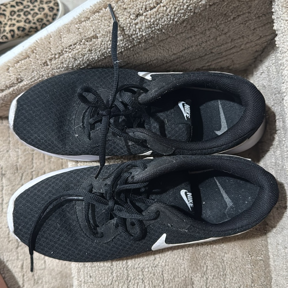 Nike Women’s Tanjun Sneaker - Picture 3 of 8